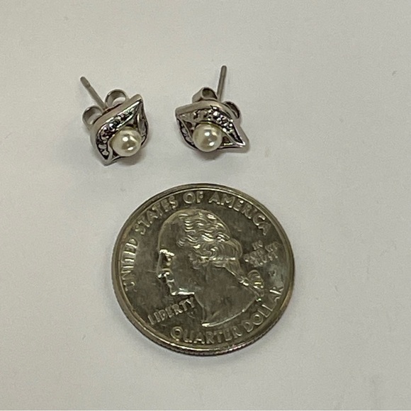 Avon Romantic Ensemble Silver Tone Faux  Pearl Stud Earrings - Picture 3 of 6